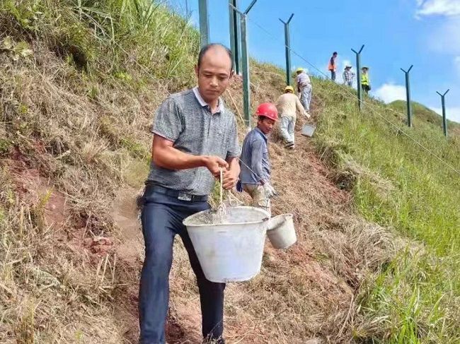 圖為：與工人一起搬運混凝土（修圖）.jpg